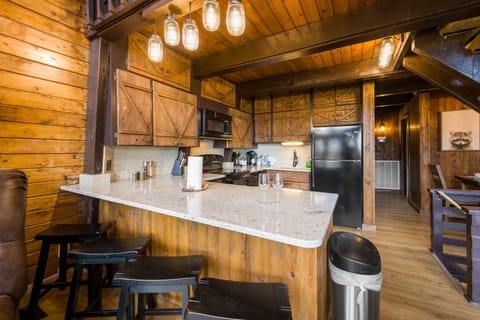 4 barstools on the large kitchen peninsula allow for more eating space!