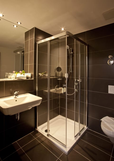 Business Room | Bathroom | Shower, free toiletries, hair dryer, towels