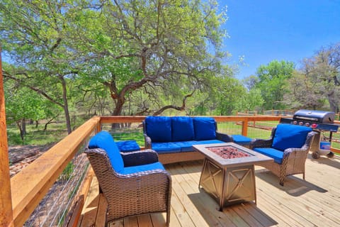 Seating area surrounding fire feature