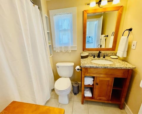 Classic Cottage, 2 Bedrooms, Garden View | Bathroom | Combined shower/tub, free toiletries, hair dryer, towels