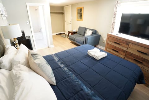 Economy Room, 1 King Bed | Blackout drapes, cribs/infant beds, free WiFi, bed sheets
