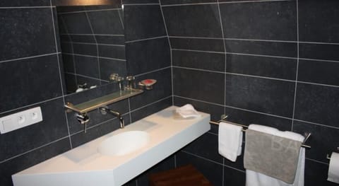 Family Room | Bathroom sink