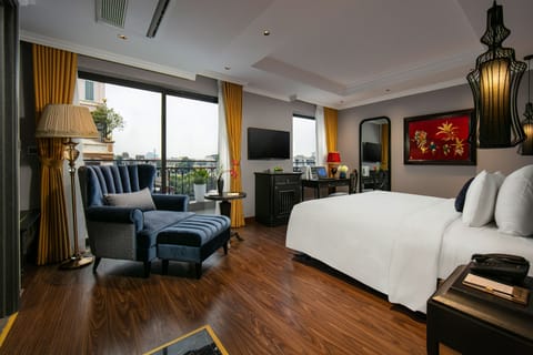 Executive Double Room, 1 King Bed, City View | Minibar, in-room safe, desk, soundproofing
