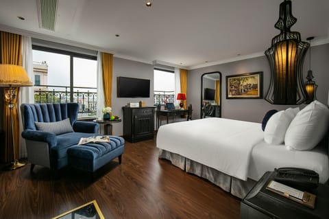 Executive Double Room, 1 King Bed, City View | Minibar, in-room safe, desk, soundproofing