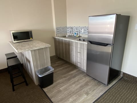 Deluxe Kitchenette, 1 King Bedroom | Private kitchenette | Fridge, microwave, coffee/tea maker