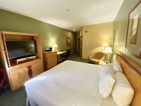 Deluxe Room, 1 King Bed | Premium bedding, pillowtop beds, in-room safe, individually decorated