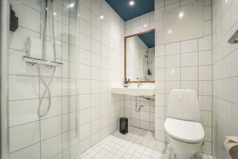 Standard Single Room, 1 Twin Bed | Bathroom | Rainfall showerhead, hair dryer, towels