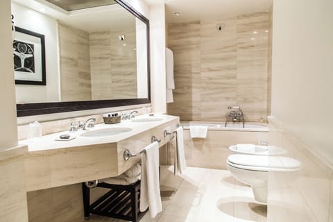 Classic Suite | Bathroom | Combined shower/tub, jetted tub, rainfall showerhead