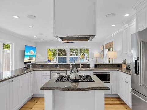 What a gorgeous kitchen to prepare meals or snacks!