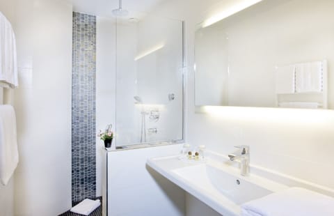 Superior Triple Room | Bathroom | Rainfall showerhead, free toiletries, hair dryer, towels