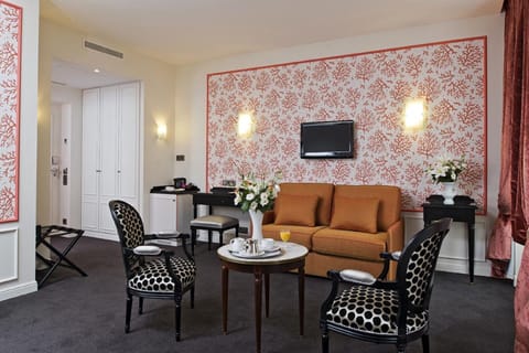 Junior Suite | Living area | Flat-screen TV