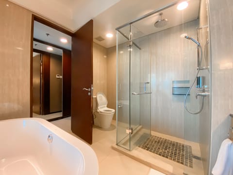 Premier Club Room | Bathroom | Free toiletries, slippers, towels
