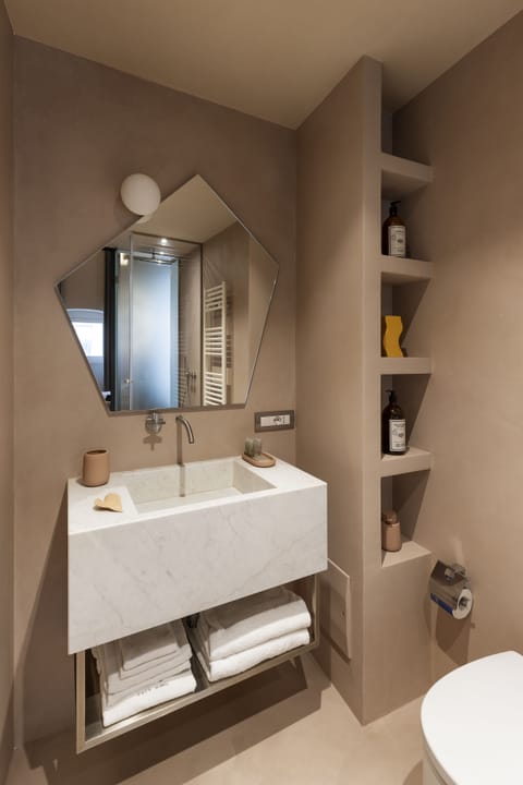 Junior Suite | Bathroom | Shower, rainfall showerhead, free toiletries, hair dryer