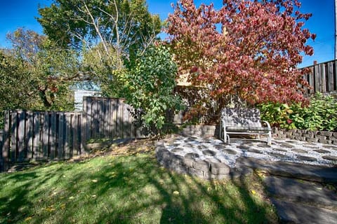 A serene and relaxing side yard. This is so hard to come by near the city!