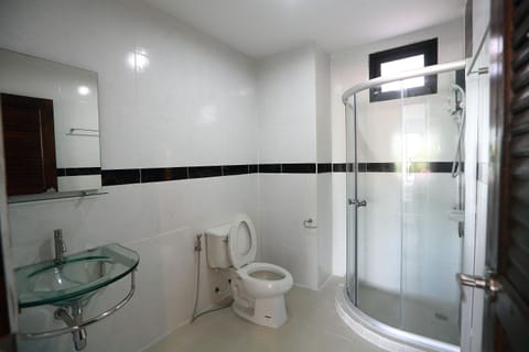 Family Room (4 persons) | Bathroom | Shower, free toiletries, hair dryer, towels