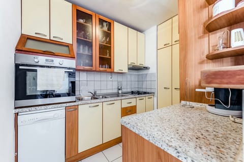 Comfort Apartment | Private kitchen | Full-size fridge, microwave, oven, stovetop