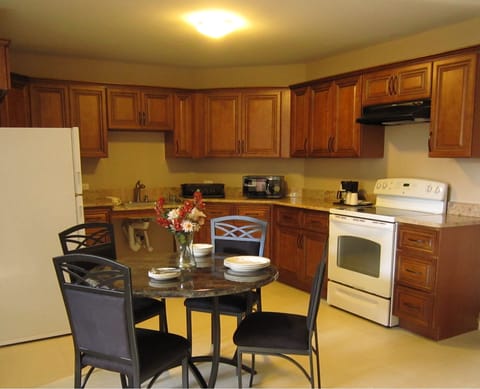 Suite | Private kitchen | Fridge, microwave, coffee/tea maker