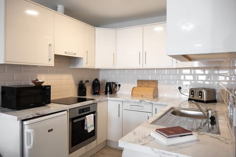 Deluxe Apartment, 2 Bedrooms, Sea View | Private kitchen | Fridge, microwave, stovetop, dishwasher