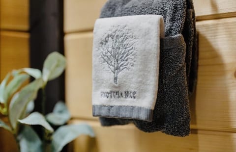 Knotty and Nice Luxury Cabin
(Broken Bow, Oklahoma)