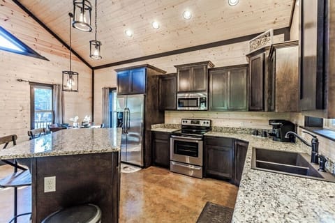 Knotty and Nice Luxury Cabin
 (Broken Bow, Oklahoma)