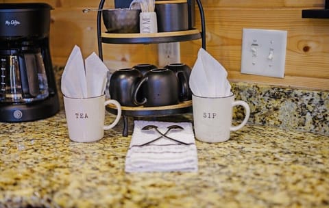 Knotty and Nice Luxury Cabin
(Broken Bow, Oklahoma)