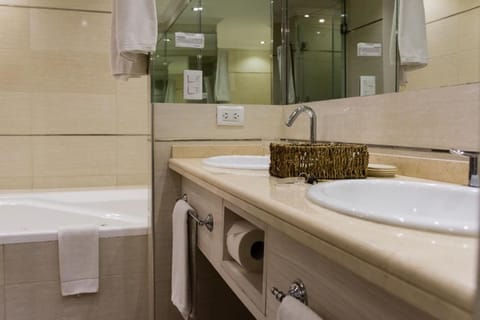 Deluxe Double Room | Bathroom | Rainfall showerhead, bidet, towels