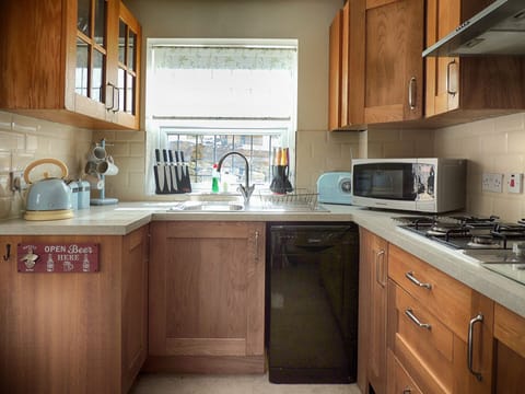 Family Cottage, Private Bathroom | Shared kitchen