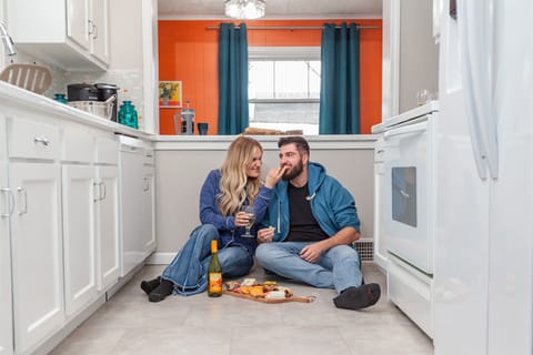 You'll feel right at home in this vacation rental, so clean you can eat off the floor! But we recommend the dining room for most guest so you can enhjoy the view into the private backyard.