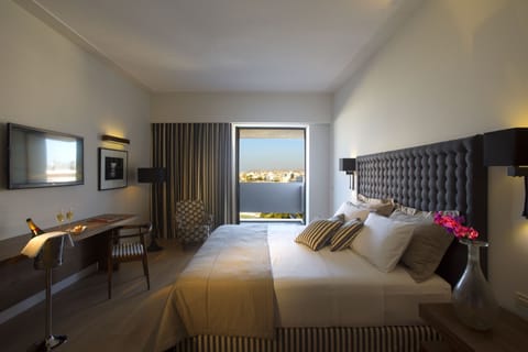 Executive Room, Harbor View | Minibar, in-room safe, desk, soundproofing