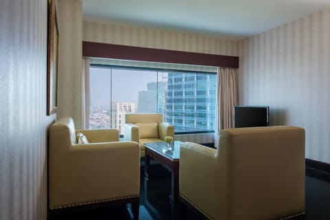 Presidential Suite | Minibar, in-room safe, desk, iron/ironing board