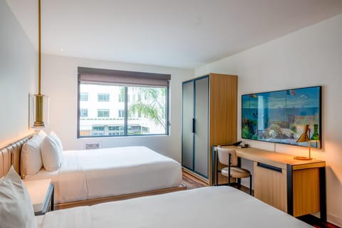 Egyptian cotton sheets, premium bedding, in-room safe, desk