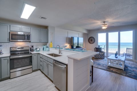 Condo, 1 Bedroom, Sea View (1203) | Private kitchen | Fridge, microwave, oven, stovetop