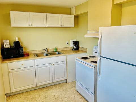 Deluxe Single Room, 2 Queen Beds, Non Smoking, Kitchen | Private kitchen | Mini-fridge, microwave