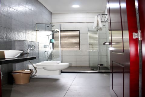 Superior Room | Bathroom | Shower, free toiletries, slippers, towels