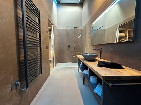 Family Studio | Bathroom | Combined shower/tub, hair dryer, bidet, towels