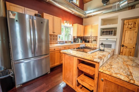 Cabin | Private kitchen | Full-size fridge, microwave, oven, stovetop