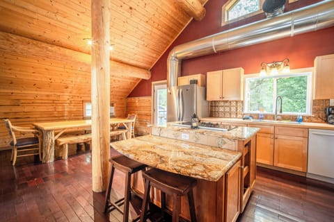 Cabin | Private kitchen | Full-size fridge, microwave, oven, stovetop