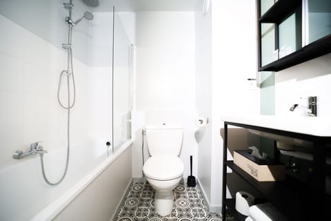 Combined shower/tub, rainfall showerhead, hair dryer, towels