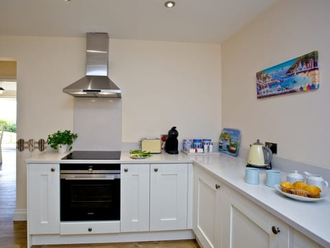 Kitchen | Orestone Garden Apartment - Orestone House, Teignmouth