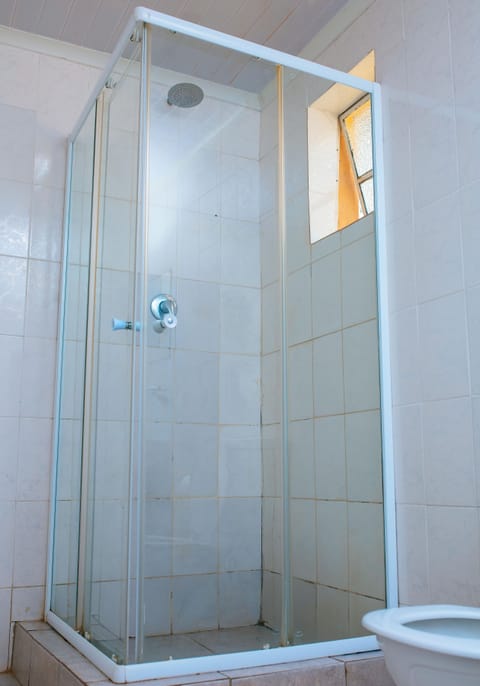 Twin Room | Bathroom | Combined shower/tub, towels