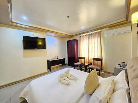 Executive Room, 1 Queen Bed | In-room safe, desk, free wired internet, bed sheets