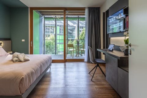 Double Room, Shared Bathroom (Balcony) | Premium bedding, down comforters, minibar, iron/ironing board