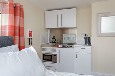 Standard Apartment, Ensuite, City View (Flat 4 ) | Private kitchen