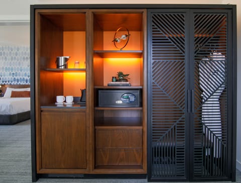 Junior Studio Suite, 1 King Bed | Pillowtop beds, in-room safe, desk, laptop workspace