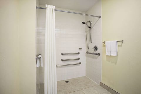 Combined shower/tub, hair dryer, towels