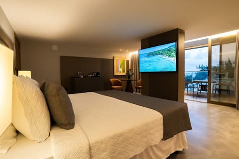 Premium Studio Suite, 1 Queen Bed, Ocean View, Beachfront | Minibar, in-room safe, blackout drapes, soundproofing