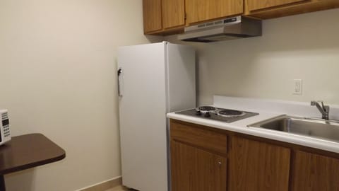 Efficiency, Room, 1 Queen Bed, Non Smoking | Private kitchenette | Microwave, coffee/tea maker