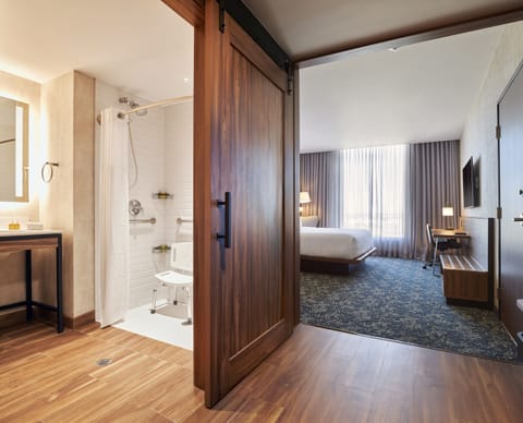 Traditional Room, 1 King Bed | 1 bedroom, hypo-allergenic bedding, in-room safe, desk