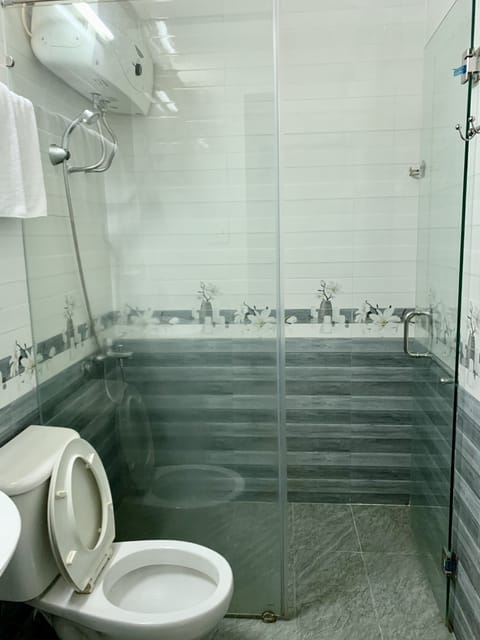 Standard Double Room | Bathroom | Shower, rainfall showerhead, hair dryer, slippers