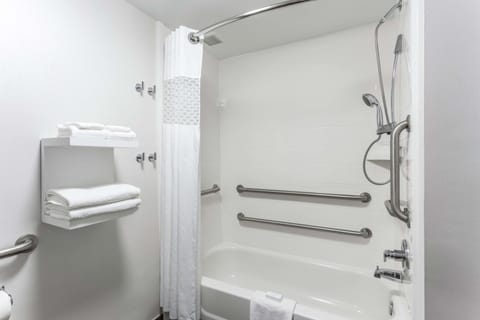 One King Bed, Non-Smoking, Accessible | Bathroom | Combined shower/tub, hair dryer, towels